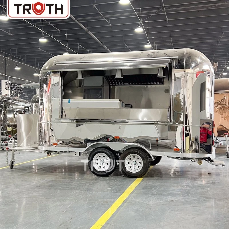 Camion de mâncare în stil Airstream în Franța: o remorcă de fast-food din oțel inoxidabil, construită pentru stil și servicii