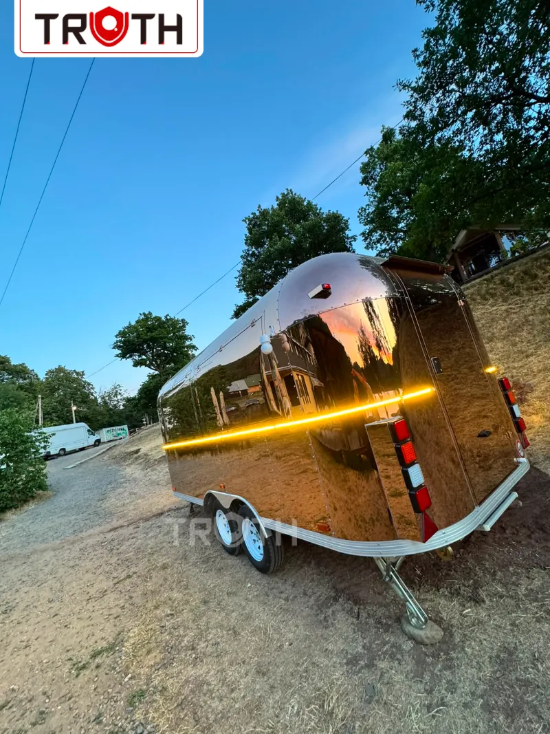 Truth Food Trailer oferă Slovaciei o remorcă de cafea Rose Gold și Fast Food